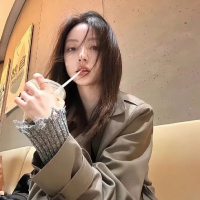 穿一只红鞋的男人